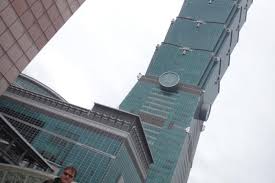 標註 @taipei101mall_official 或 #taipei101 就有機會被分享 或收到101的活動邀約唷 stage 101 ⬇️⬇️⬇️ bit.ly/3fr68cm. Standard Chartered Taipei Marathon 27 01 2016 100mc