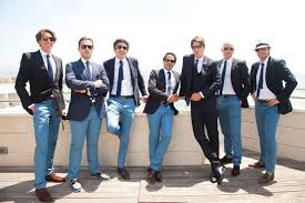 Vous êtes le témoin de mariage, vous allez donc être beaucoup regardé et photographié à de nombreuses reprises avec les mariés et la famille proche. Groom Marie Temoin Cravate Bleu Marine Veste Bleu Pantalon Ciel Tenue Mariage Homme Tenue Mariage Homme Invite Invite Mariage Homme