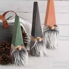 Diy Wood Block Gnomes You Can Make In Minutes Wood Blocks Christmas Christmas Wood Crafts Christmas Wood