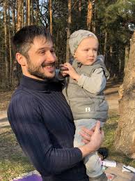 Андрей родился в 1985 году в монгольской народной республике. Andrej Fedinchik Chitaet Skazki Vsluh Dizel Studio