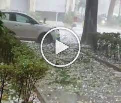 Pioggia mista a grandine e vento forte hanno fatto cadere anche alcuni alberi che sono finiti sulle auto. Meteo Cronaca Diretta Video Inferno Di Grandine A Bologna Ilmeteo It