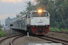 Saat memutuskan menumpang kereta api malam, kamu harus tidur mengikuti jam badan agar bisa bangun dengan segar keesokan paginya. Aturan Keselamatan Naik Kereta Api Penumpang Wajib Patuhi Ini Safety Sign Indonesia Rambu K3 Lalu Lintas Exit Emegency Label B3