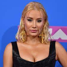In september 2011, azalea released her first mixtape, ignorant art. Rappstar Iggy Azalea Zeigt Zum Ersten Mal Ihr Baby Gala De