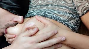 Lécher les gros seins naturels de sa copine chaude seule à la maison