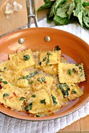 Creamy Cheese Ravioli Sauteed In A Light Sauce Of Garlic And Basil Ravioli With Garlic Basil Oil Is A G Ravioli Rezept Rezepte Italienische Abendessen Rezepte