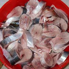 Se dau la sare, practic se acopera cu sare mare si se lasa asa, la rece 24 de ore. Scrumbie Marinata Lacherda Galerie Foto 2