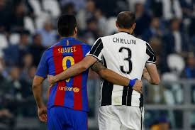 Suarez beißt finger von einem baby auf. 90plus Chiellini Uber Die Biss Attacke Von Suarez Und Eine Mogliche Europaische Superliga 90plus