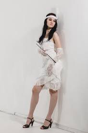 Schwere ohrringe, auffallendes halsschmuck aus vielen übereinander fallenden halsketten oder ein farbiger gürtel sehen absolut authentisch aus. 20er Jahre Party Feiern So Wird Ihre Party Ein Erfolg