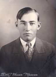 Anybody know Ashleee Ilett? I think I have something of his.