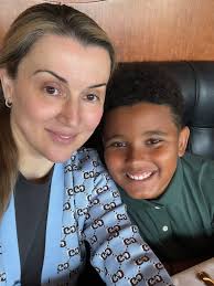 Momma got Maks and I outside today for my Father's Day lunch. She was  bringing home the bacon yesterday. Lol 😂 Big Daddy still be shining like a  diamond. It's hard out