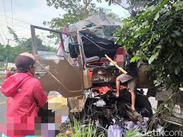 Check spelling or type a new query. Jadi Penyebab Kecelakaan Yang Tewaskan 5 Orang Di Jember Sopir Truk Fuso Ditahan Madiunpos Com News Madiunpos Com