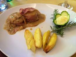 Pulisci i porcini strofinandoli delicatamente con della carta bagnata per rimuovere tracce di terra. Filetto Di Maiale In Crosta Di Pancetta E Salsa Ai Funghi Porcini Foto Di Bagnolo Ristorante Pizzeria Griglieria Ostia Antica Tripadvisor