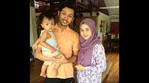 Raisya yang enggan menyambung pelajaran, nekad melarikan diri dari rumah anak yatim yang dihuni dan mula bekerja sebagai pengasuh bayi di rumah keluarga farish. Pelakon Drama Sayang Papa Saya Tak Youtube Cute766
