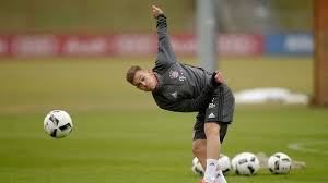 Trainings Impressionen Einen Tag Nach Dem Viertelfinaleinzug Im Dfb Pokal Schwitzten Die Ersatzspieler Auf Dem R Germany Football Bayern Munich Soccer Players