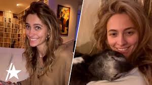 Michael Jackson’s daughter Paris Jackson is celebrating a major milestone.  The singer is expressing her gratitude after five years of being clean and  sober.