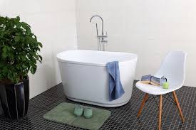 Ce prix peut aller de règle générale, la pose d'une baignoire de petite taille sera facturée entre 250 € et 300 €, fourniture comprise. 1001 Idees Petite Baignoire Plongez Dans Le Petit Bain En 73 Idees