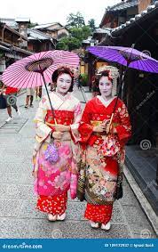 穿戴了散步在Ninenzaka和Sannenzaka石头被铺的路的年轻日本女孩在艺妓` S风俗图库摄影片- 图片包括有安排, 季节: 109172937