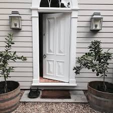 The Entry Of Cameron Kimber S Australian Country House Is Painted Dulux Cashmere With The Front Australian Country Houses House Exterior Exterior House Colors