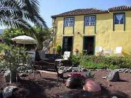 Esta casa rural canaria se encuentra al oeste de la palma, rodeada de campos de lava y frutales, a 7 km de la playa. Todo En La Isla De La Palma Canarias Casas Rurales Apartamentos Vacacionales Y Villas Con Piscina Casas Con Piscina Privada O Jacuzzi
