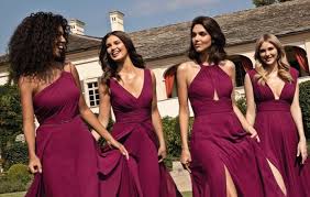 Famoso in tutto il mondo, questo brand veste anche le invitate al vostro matrimonio e a ogni tipo di ricorrenza importante. The Edit
