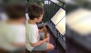 El triunvirato entendió que debía darle al pueblo un canto nacional de mayor importancia que el que hasta entonces se entonaba. Cuarentena Un Nino Practico El Himno Argentino En El Balcon Y Se Gano El Aplauso De Sus Vecinos Radio Mitre