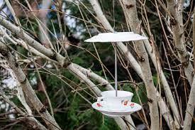 Bevor sie mit dem bau des vogelhauses beginnen, sollten sie beim bauplan die maße sowie die größe des einfluglochs, die für die vögel unterschiedlich sind vogelhaus für meisen selber bauen. Anleitung Fur Ein Selbstgebautes Vogelfutterhaus Aus Porzellan Brita Marx