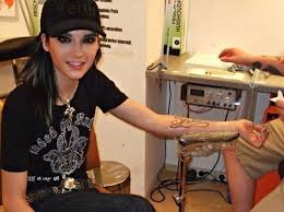 This most recent tattoo is an addition to the knuckle tattoos bill shares with his twin brother tom, that of their respective times of birth. Bill Kaulitz Freiheit 89 And Tattoo Image 184958 On Favim Com