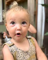 Breck loves sharing lunch with his “big” little sister 🥰