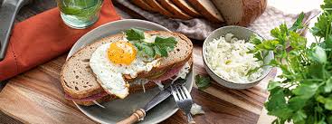 Pastrami, corned beef, brisket, salami, knishes, bagels Reuben Sandwich Mit Corned Beef Sauerkraut Und Ei Online Kaufen Edna De