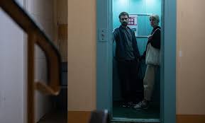 El ascensor es el primer largometraje de daniel bernal, quien colabora con jordi farga (madrid te odio) en el guión, y cuenta con la mexicana marimar vega (la boda de la abuela) y gorka otxoa (fe. El Gran Error Que Cometes Cuando Vas Solo En El Ascensor Quitarte La Mascarilla Sociedad Cadena Ser