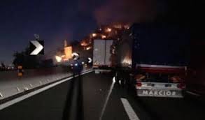 Il conducente di un autocarro è morto oggi per le ferite riportate in uno scontro avvenuto con un tir in a4. Autostrade Traffico Da Bollino Rosso In Viaggio 21 Mln Di Italiani Corriere It