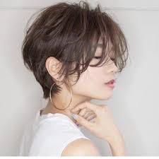 冬でもショートが好き 柔らかい毛先が可愛い大人のくせ毛風ショート特集 folk 丸顔 ヘアスタイル 前下りショート 丸顔 ショート