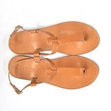 pin auf sandalen
