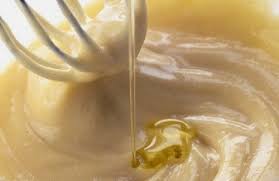 Tieni l'uovo in verticale sopra un secondo recipiente e stacca delicatamente la metà superiore del guscio. Maschera All Uovo Un Toccasana Per La Chioma Vivere Piu Sani