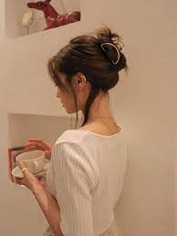 20 Claw Clip Hairstyles For Any Hair Length Momooze Com Claw Hair Clips Clip Hairstyles Hair Styles