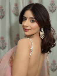 Serenity and Shades of pink🌸🧚‍♀️ . . . Wearing @aliwarofficial Makeup  @makeupbyharmanjatana