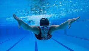 Treading water (fast) 3 times a week for 30 minutes will burn 1.18 pounds or 0.53 kg a month. How Many Calories Do You Burn While Swimming Globo Surf