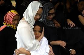 Zaskia adya mecca menceritakan pengalaman setelah melahirkan anak kelimanya, bhaj kama bramantyo. Muka Pucat Netizen Sedih Lihat Potret Baru Bunga Citra Lestari Senyum Matamata Com