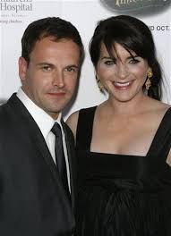 Afterward, he enrolled at the national youth music theatre. Jonny Lee Miller And Michele Hicks Dating Gossip News Photos