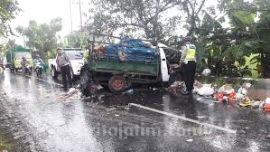Ongkos tukang borongan bangunan 2021. Hindari Motor Pikap Muat Sampah Tabrak Pohon Waru Di Sidoarjo Beritajatim Com