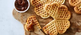Tynde og sprøde vafler med flødeskum og syltetøj er perfekt som en let disse vafler er hjerteformede, fordi de er nemme at holde af (svenskerne er vilde med vafler og fejrer. Salte Speltvafler Med Bacon Og Aeble Vafler Til Frokost Eller Aftensmad