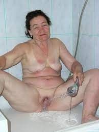 Oma nackt unter der Dusche - Oma Porno Foto