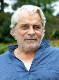 En pleine nuit, une femme en état de démence bascule d'une télécabine qui relie morzine, petit village de chalets traditionnels, à la station de ski voisine. Jacques Weber Filmstarts De