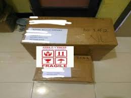 Itu pake jne kayaknyaa bisa deh dulu ane pernah liat atau kantor pos jg bisa krm paketan luar negri.^^ coba tny dulu ongkir negara tujuan bayarnyaa pake tt (telegraphic transfer rasanya. Jasa Pengiriman Barang Ke Luar Negeri Di Bandung Tarif Paling Murah