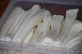 Moldy mozzarella string cheese / or from premade curd you purchase from your local farmer, select grocery stores, or online (search for fresh mozzarella curds). Homemade Cheese Strings Sabo Tage Buch Hausgemachter Kase Essen Selber Machen
