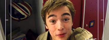 Alex, un băiat isteţ, curajos şi plin de viaţă, crede că liceul va fi o petrecere continuă. Alex Si Trupa Video Selfie Copilaria Net