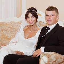 Его поклонники активно интересуются, чем же сейчас занимается легендарный полузащитник. Andrej Arshavin Razvelsya Vokrug Tv