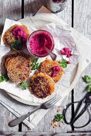 Himbeerrot Kurbis Linsen Bratlinge Mit Rotebeete Hummus Linsen Bratlinge Rezepte Mit Linsen Bratlinge