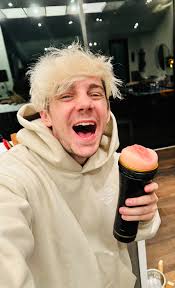 Aaron~•_- (@aaronhimbodimbo)