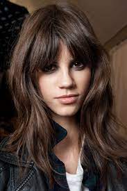 Le carré dégradé est un peu moins classique, particulièrement apprécié pour la facilité avec laquelle on le coiffe. Coiffure On Change De Tete Pour Le Printemps Carre Plongeant Frange Coupe De Cheveux Tendance Coiffure